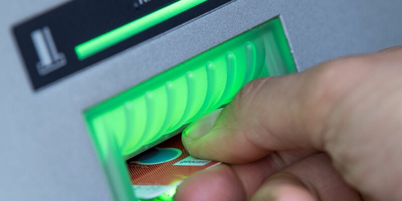 Statt maximal 500 Euro konnten Kunden in Irland wegen einer Panne vorübergehend mindestens doppelt so viel Geld an Automaten abheben. (Symbolbild) - Foto: Fabian Sommer/dpa