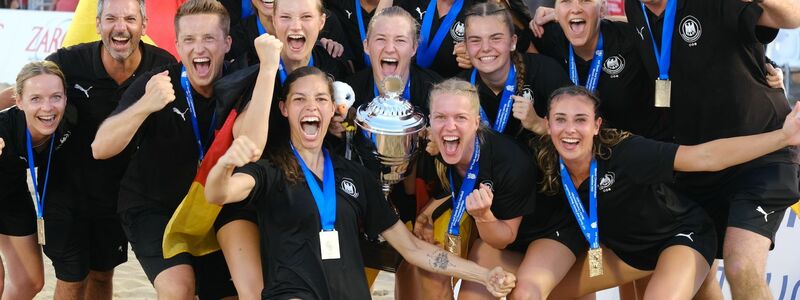 Deutschlands Beach-Handballerinnen um Kapitänin Lucie-Marie Kretzschmar (vorne 4.v.l) jubeln nach dem historischen WM-Triumph. - Foto: Julia Nikoleit/dpa