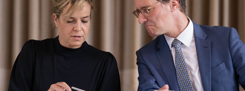 Ministerpräsident Hendrik Wüst und Grünen-Landesparteichefin Mona Neubaur unterzeichnen den Koalitionsvertrag. - Foto: Marius Becker/dpa