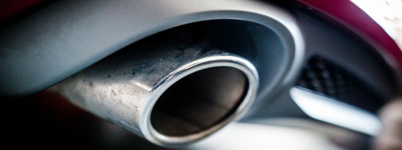 Der Auspuff eines Autos mit Dieselmotor. - Foto: Christoph Schmidt/dpa