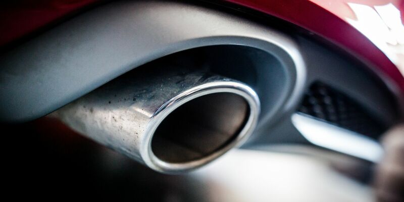 Neue Verbrenner könnten auch nach 2035 in der EU zugelassen werden. (Archivbild)    - Foto: Christoph Schmidt/dpa