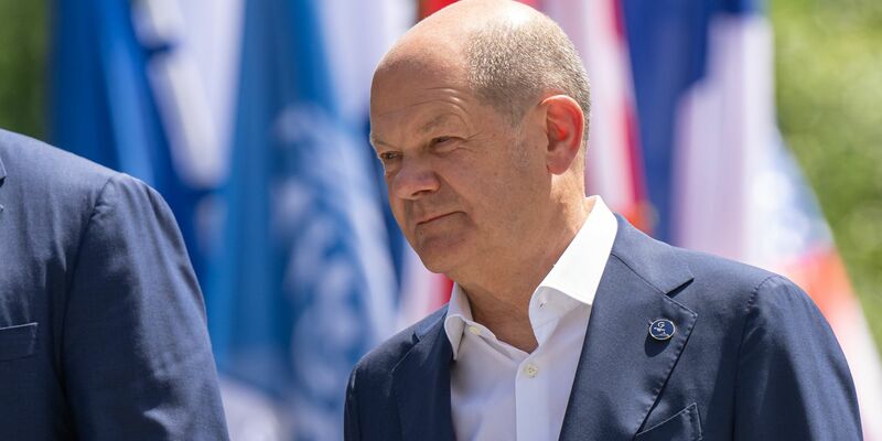Bundeskanzler Olaf Scholz (SPD) spricht während eines Wahlkampfauftritt auf dem Münchner Marienplatz. - Foto: Peter Kneffel/dpa