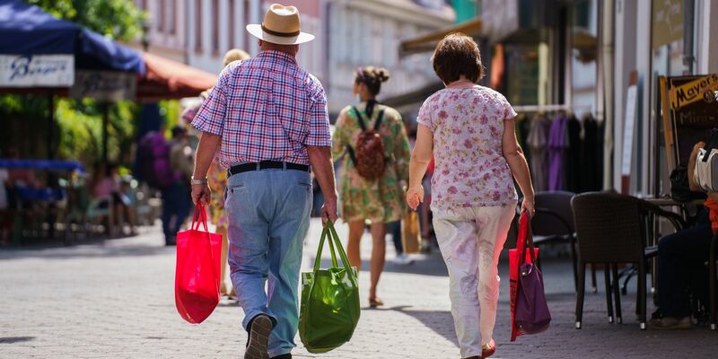 Die Verbraucherstimmung in Deutschland erholt sich nur schleppend. - Foto: Andreas Arnold/dpa