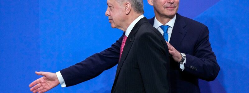 Jens Stoltenberg (l), Nato-Generalsekretär, begrüßt Tayyip Erdogan, Präsident der Türkei, zum NATO-Gipfel. - Foto: Bernat Armangue/AP/dpa