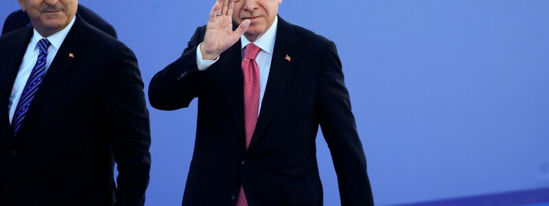 Tayyip Erdogan (r), Präsident der Türkei, trifft zum NATO-Gipfel ein. - Foto: Paul White/AP/dpa