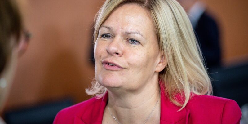 Bundesinnenministerin Nancy Faeser präsentiert die Verbotsverfügungen für Hamas und Samidoun. - Foto: Michael Kappeler/dpa