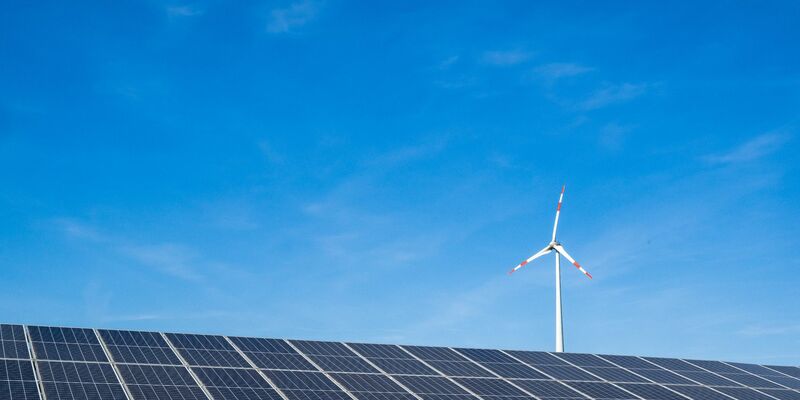 Die Stromerzeugung aus erneuerbaren Energiequellen stieg im dritten Quartal auf einen Rekordanteil (Archivbild). - Foto: Peter Kneffel/dpa