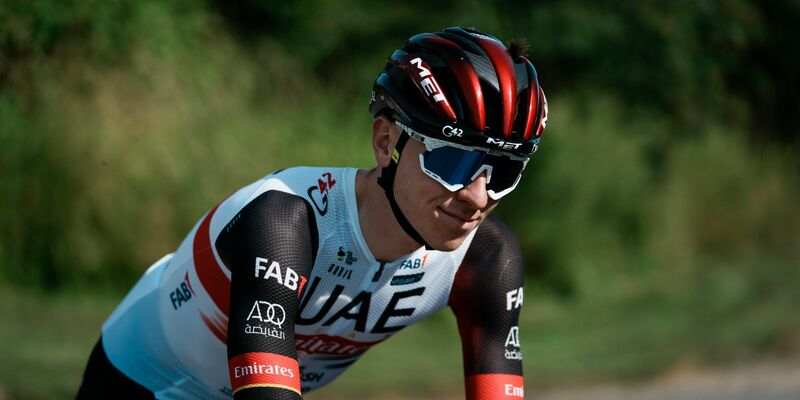 Tadej Pogacar aus Slowenien fährt über die Ziellinie, der Gesamtführende Jonas Vingegaard (r) dahinter. - Foto: Thibault Camus/AP/dpa