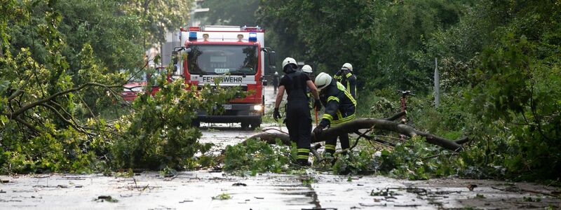 Einsatz der Kölner Feuerwehr nach dem Unwetter. - Foto: Thomas Banneyer/dpa