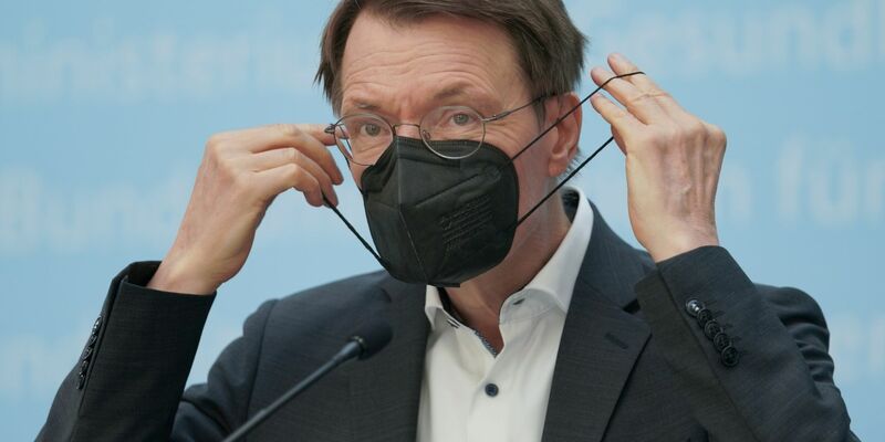 Der geschäftsführende Gesundheitsminister Lauterbach wurde am 1. Mai von Demonstranten angepöbelt. - Foto: Jörg Carstensen/dpa