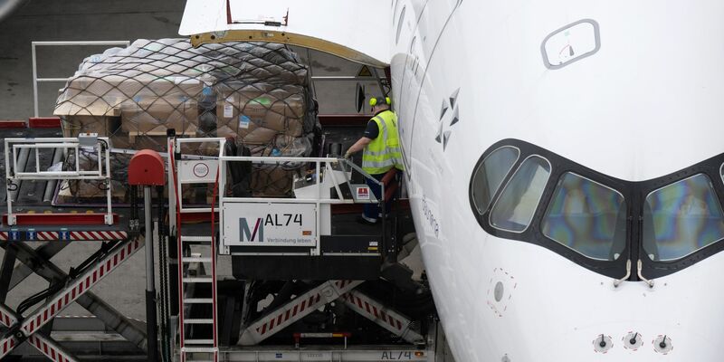 Ein Airbus A380 auf dem Flughafen München vor dem Abflug nach Boston. - Foto: Sven Hoppe/dpa