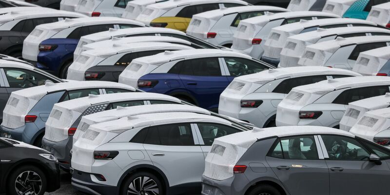 Neuwagen des Typs ID3 und ID4 stehen auf einem Parkplatz im Zwickauer Volkswagen-Werk. - Foto: Jan Woitas/dpa-Zentralbild/dpa