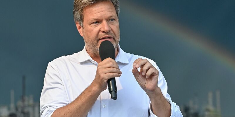 «Diejenigen, die erneuerbare Energien ausbauen, sollen nicht höhere Netzentgelte bezahlen als diejenigen, die es nicht tun» Bundeswirtschaftsminister Habeck in Bad Saarow. - Foto: Patrick Pleul/dpa