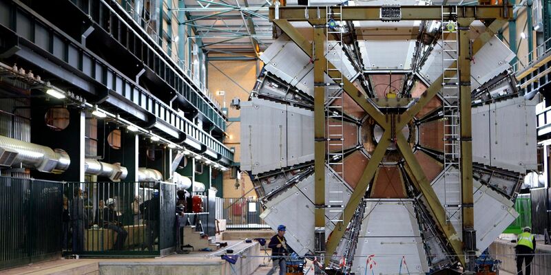 Das letzte Element des Atlas-Experiments wird am CERN bei Genf hinabgelassen. - Foto: Martial Trezzini/EPA/KEYSTONE FILE/dpa