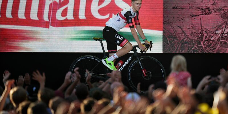 Der Slowene Tadej Pogacar (2.v.r) war vor der Tour der France an Covid-19 erkrankt. - Foto: Daniel Cole/AP/dpa
