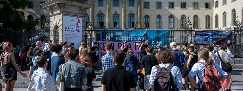 «Enttäuscht uns nicht»: Junge Demonstrantinnen und Demonstranten auf dem UN-Klimagipfel erwarten Ergebnisse. - Foto: Christophe Gateau/dpa