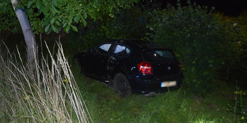 POL-HF: Straßenverkehrsgefährdung infolge von Alkoholgenuss - Renault durchbricht Zaunelemente - Foto: presseportal.de