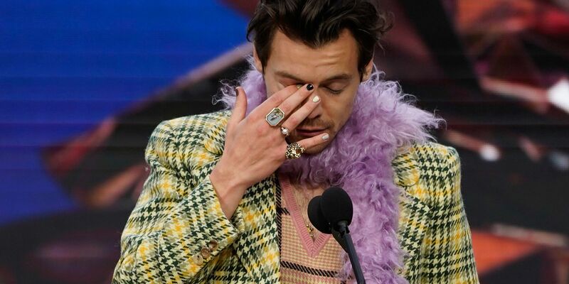 Harry Styles mit dem Preis für das Album des Jahres bei der Grammy-Verleihung 2023. - Foto: Chris Pizzello/Invision/AP/dpa