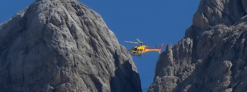 Ein Rettungshubschrauber überfliegt den Punta-Rocca-Gletscher. - Foto: Luca Bruno/AP/dpa
