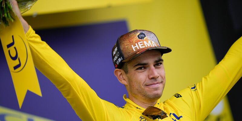 Wout Van Aert ist nach einem Massensturz operiert worden. - Foto: Thibault Camus/AP/dpa
