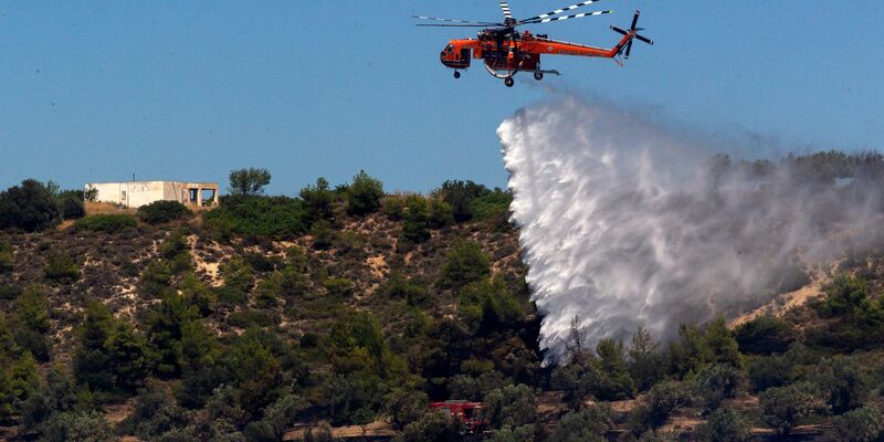 Kos, Chios, Kreta - vielerorts in Griechenland brennt es. - Foto: Marios Lolos/XinHua/dpa