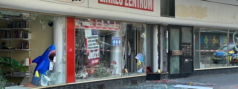Das Parteibüro der Linken und mehrere Geschäfte sind bei der Explosion beschädigt worden. - Foto: Justin Brosch/dpa