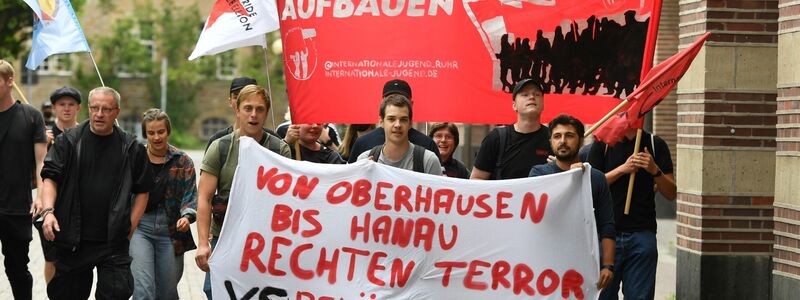 Menschen demonstrieren auf dem Friedensplatz in Oberhausen gegen rechte Gewalt. - Foto: Roberto Pfeil/dpa