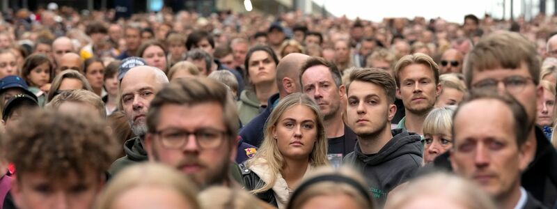 Zahlreiche Menschen nahmen am Dienstagabend in Kopenhagen an einer Gedenkfeier für die Opfer des Amoklaufs teil. - Foto: Sergei Grits/AP/dpa