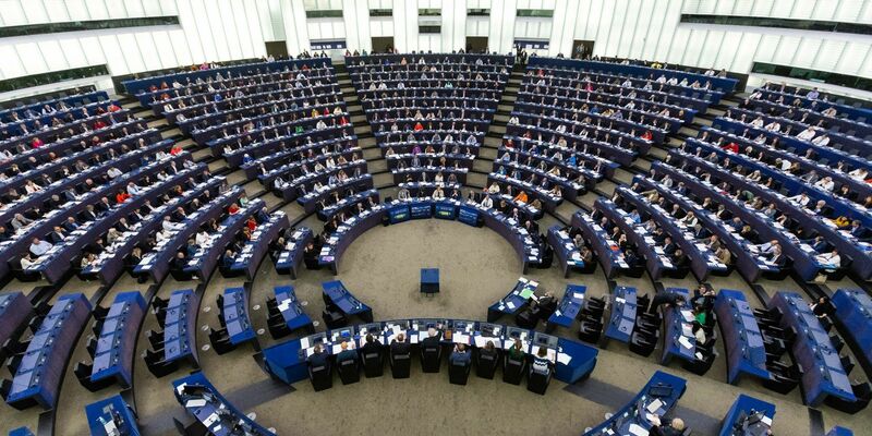 Die Flaggen der Europäischen Union, der Ukraine und der Mitgliedsstaaten der EU vor dem Gebäude des Europäischen Parlaments in Straßburg. - Foto: Philipp von Ditfurth/dpa