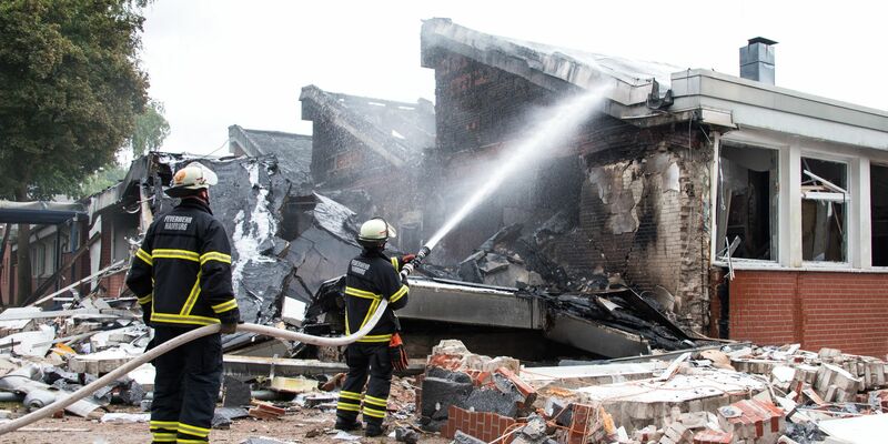 Wegen eines Lagerhallenbrandes auf der Veddel musste die nahegelegene Autobahn A1 gesperrt werden. - Foto: Daniel Bockwoldt/dpa