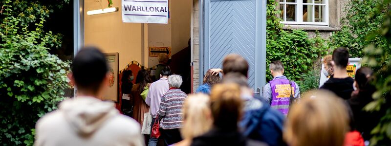 Wähler warten am 26. September 2021 im Berliner Stadtteil Prenzlauer Berg in einer langen Schlange vor einem Wahllokal. - Foto: Hauke-Christian Dittrich/dpa