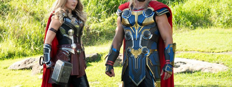 Wie Spielzeugfiguren: Natalie Portman (l)  und Chris Hemsworth in Thor: Love and Thunder. - Foto: Jasin Boland/Walt Disney Studios/dpa