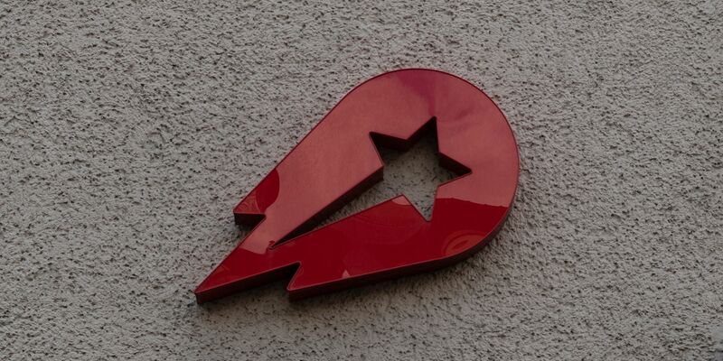 Delivery Hero muss wegen illegaler Absprachen eine Millionenstrafe zahlen. (Archivbild) - Foto: Paul Zinken/dpa