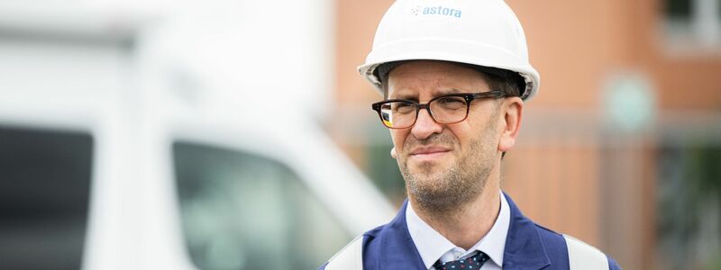 Der Präsident der Bundesnetzagentur, Klaus Müller, besichtigt den Gasspeicher im niedersächsischen Rehden. - Foto: Mohssen Assanimoghaddam/dpa