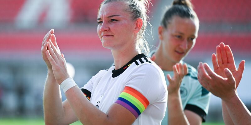 Kapitänin Alexandra Popp möchte bei der anstehenden Weltmeisterschaft mit Regenbogenbinde spielen. - Foto: Hendrik Schmidt/dpa