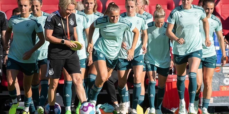 Die DFB-Spielerinnen beim Abschlusstraining. - Foto: Sebastian Gollnow/dpa