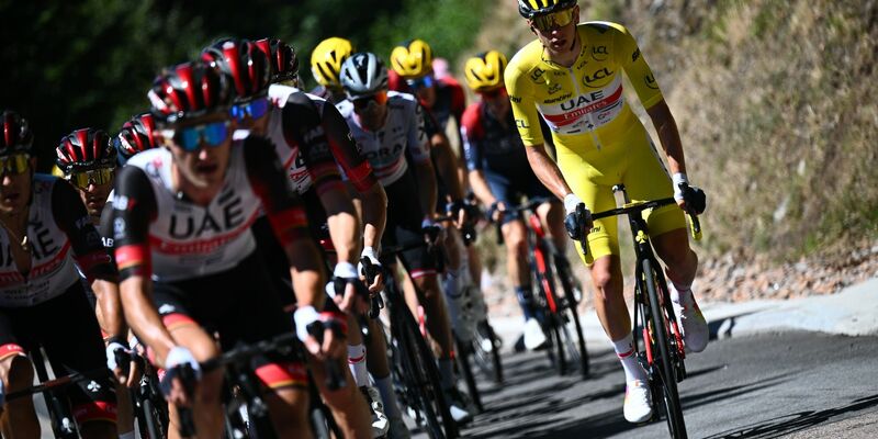 Tadej Pogacar kühlt sich während der 14. Etappe ab. - Foto: Jasper Jacobs/BELGA/dpa