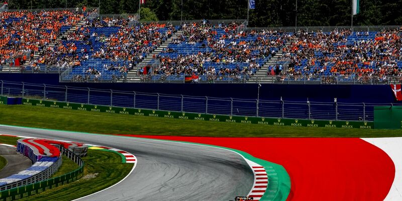 Der Niederländer Max Verstappen (r) behauptet sich gegen den Briten Lando Norris (l). - Foto: Erwin Scheriau/APA/dpa