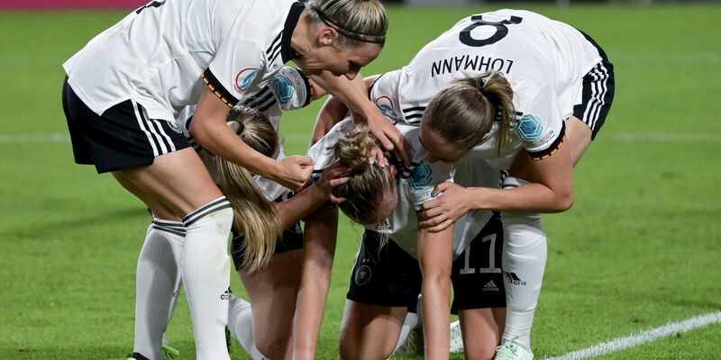 DFB-Kapitänin Alexandra Popp: Der Fuß muss halten. - Foto: Sebastian Christoph Gollnow/dpa