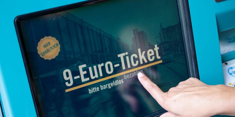 Eine Frau zieht sich an einem Fahrschein-Automaten ein 9-Euro-Ticket. - Foto: Boris Roessler/dpa