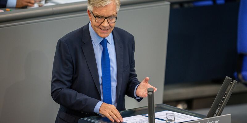 «Das Thema Lohnangleichung muss dringend Chefsache werden, wenn der Frust im Osten nicht überkochen soll»: Dietmar Bartsch. - Foto: Michael Kappeler/dpa