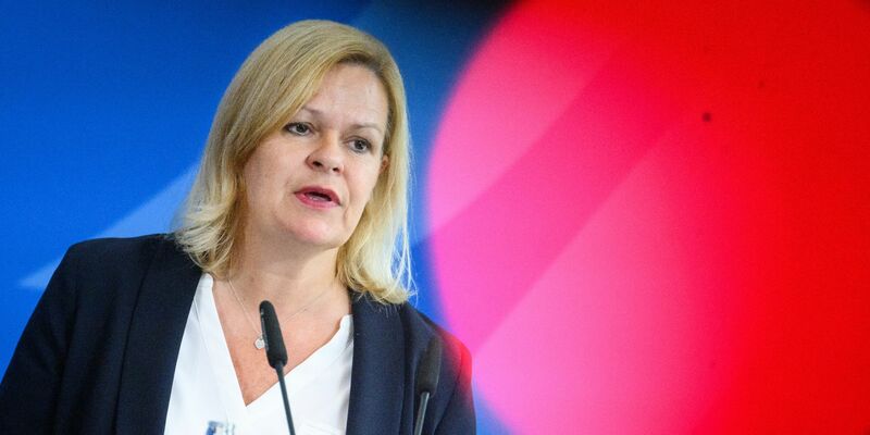 Bei der Steuerung der Asylzuwanderung gibt es nicht die eine Patentlösung, sagt Bundesinnenministerin Nancy Faeser. - Foto: Bernd von Jutrczenka/dpa