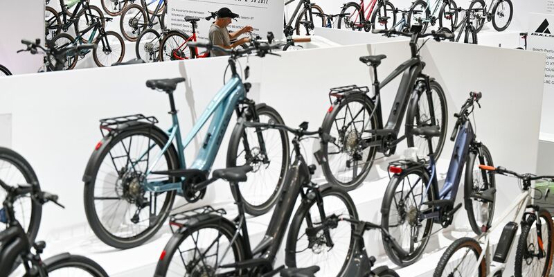 Der Fahrradhersteller Riese & Müller aus Darmstadt präsentiert seine Räder auf der internationalen Fahrradmesse Eurobike auf dem Frankfurter Messegelände. - Foto: Arne Dedert/dpa