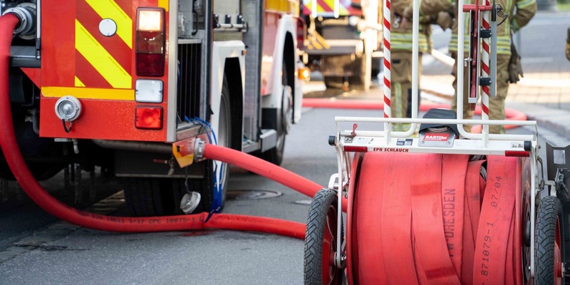 FW Dresden: Meterhohe Flammen rufen die Feuerwehr auf den Plan - Foto: presseportal.de