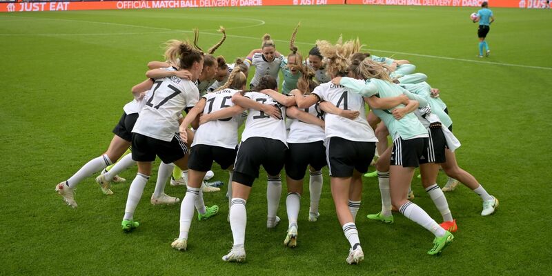 Ann-Katrin Bergers Opa Herbert auf der Tribüne im Letzigrund-Stadion - Foto: Sebastian Christoph Gollnow/dpa