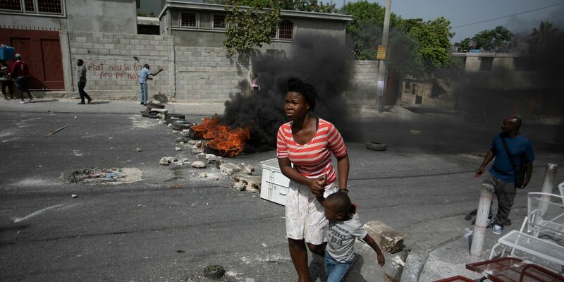 Die Polizei sichert eine Straßensperre in Port-au-Prince, die von Demonstranten errichtet wurde. - Foto: Odelyn Joseph/AP/dpa