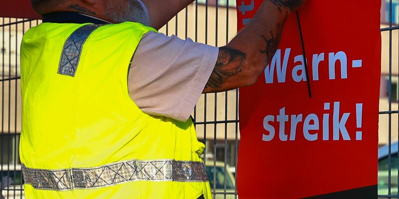 Ein Streikaufruf von Verdi hängt in einem Info-Kasten. Verdi hat in allen Bundesländern außer Bayern von heute bis Samstag Arbeitskämpfe angekündigt - regional an unterschiedlichen Tagen. - Foto: Christian Charisius/dpa