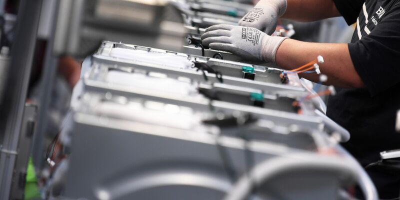 Waschmaschinen werden hergestellt. - Foto: Ralf Hirschberger/dpa-Zentralbild/dpa