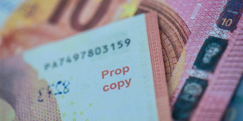 Die beiden Verdächtigen sollen nach bisherigem Ermittlungsstand mehr als 300.000 Euro Falschgeld hergestellt und in den Umlauf gebracht haben. (Symbolbild) - Foto: Boris Roessler/dpa