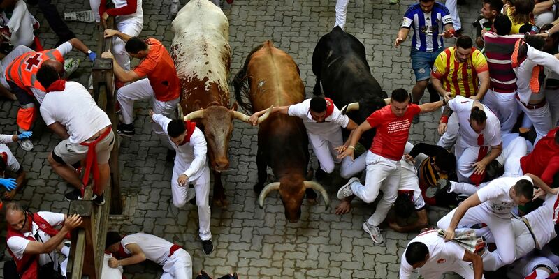 El Chupinazo heißt der Startschuss zum jährlichen Sanfermines-Fest in Pamplona. - Foto: Alvaro Barrientos/AP/dpa